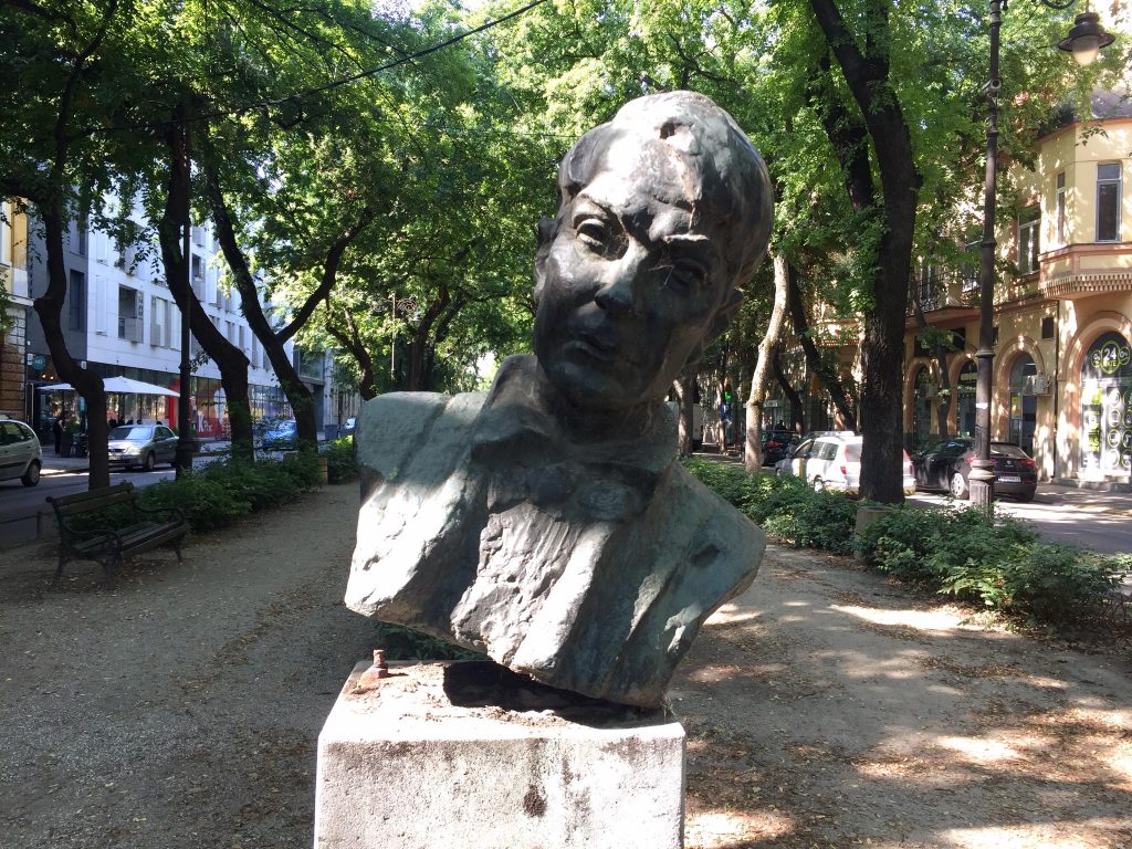 Vandalizam u centru Subotice: Odvaljena bista Kostolanji Dežea (FOTO-GALERIJA)