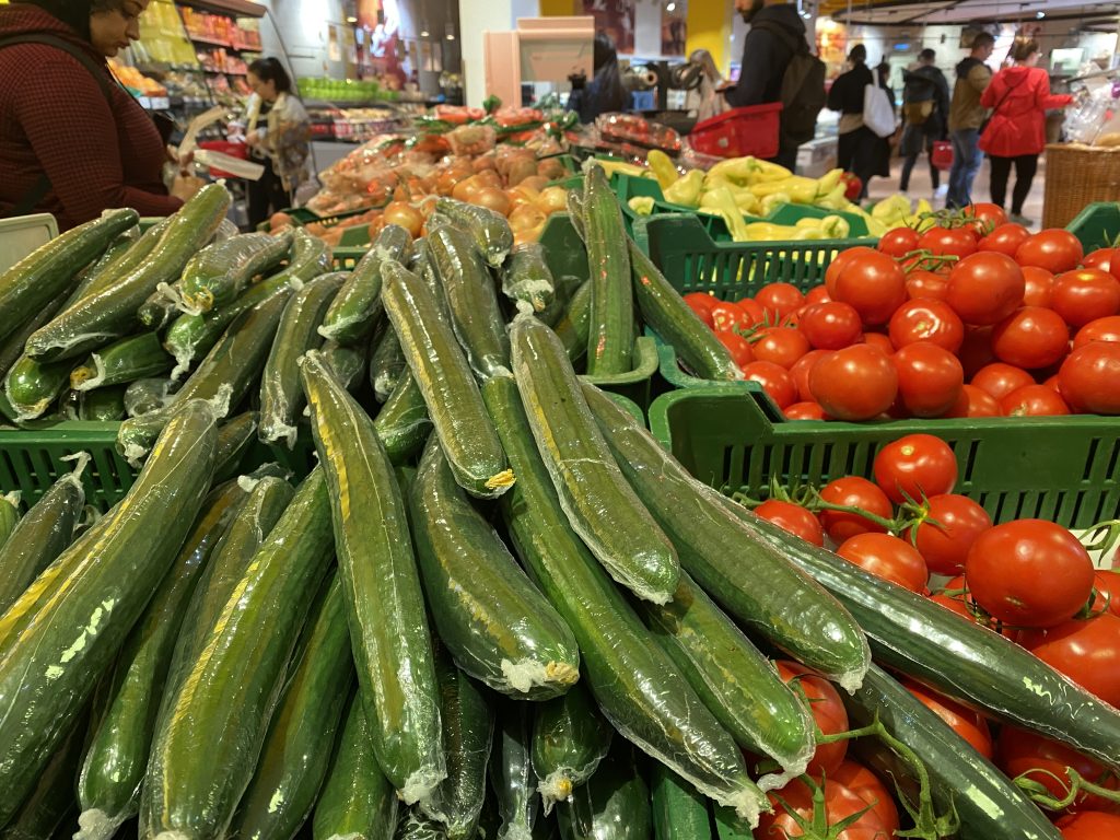 Privredna komora Srbije: U trgovinama dovoljno svih namirnica, nema potrebe praviti zalihe