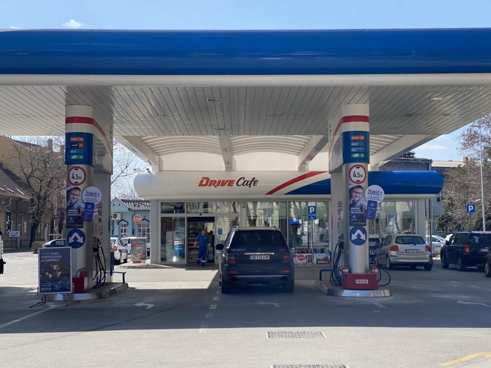 RTS: Vlada smanjila akcize na naftne derivate