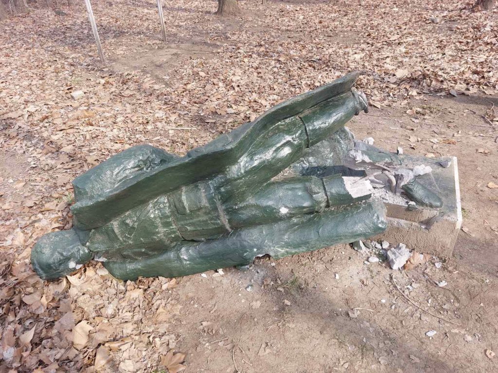 U parku Mini Jugoslavije vandali uništili spomenik Josipu Brozu Titu
