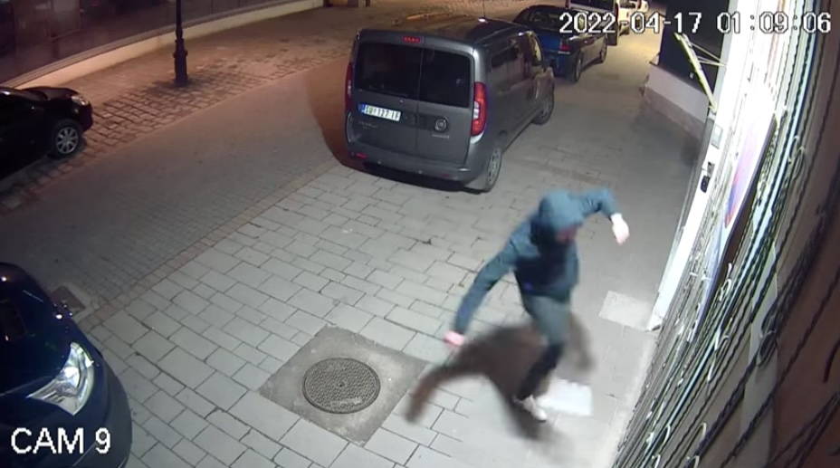 Nepoznati napadač nogom razbio staklo zgrade mađarske medijske kuće u Subotici (VIDEO)
