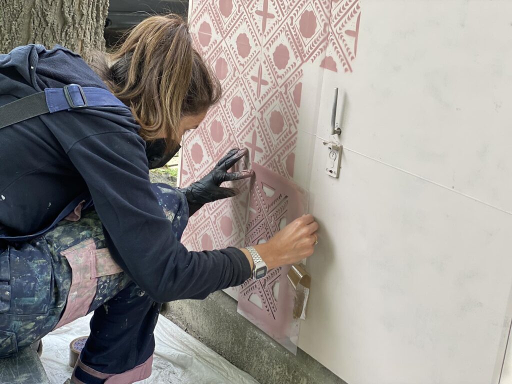 Umetnici inicijative „IT Subotica 2030“ očistili i oslikali 30 kablovskih ormana u centru grada