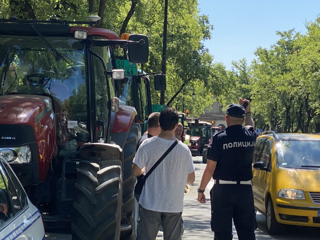 Paori se povukli pa ponovo isterali traktore u centar grada, gradonačelnik apeluje da ne blokiraju saobraćaj