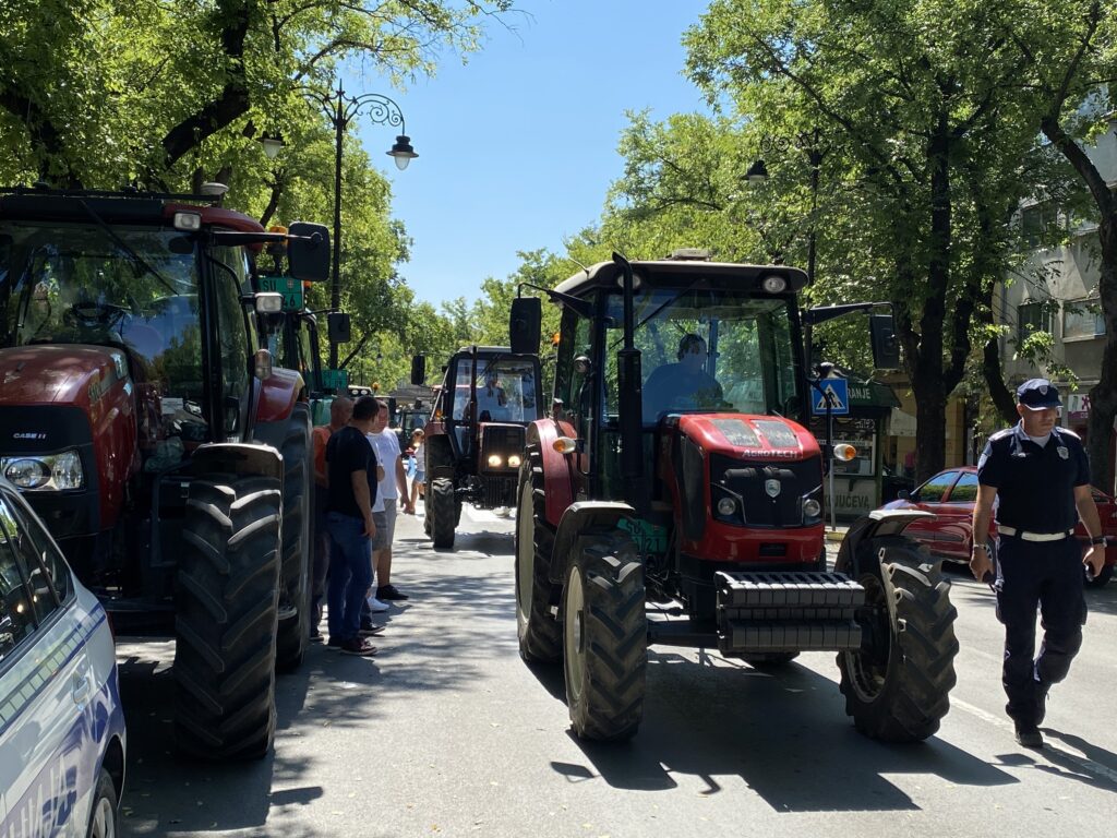 Protest poljoprivrednika u Subotici: Oko 60 traktora ostaje u centru grada do ispunjenja svih zahteva