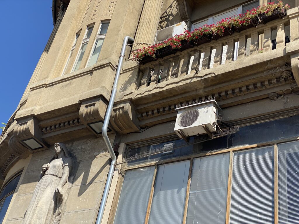 Uprkos zabrani, postavljaju se klima-uređaji na fasadama u zaštićenom gradskom jezgru Subotice