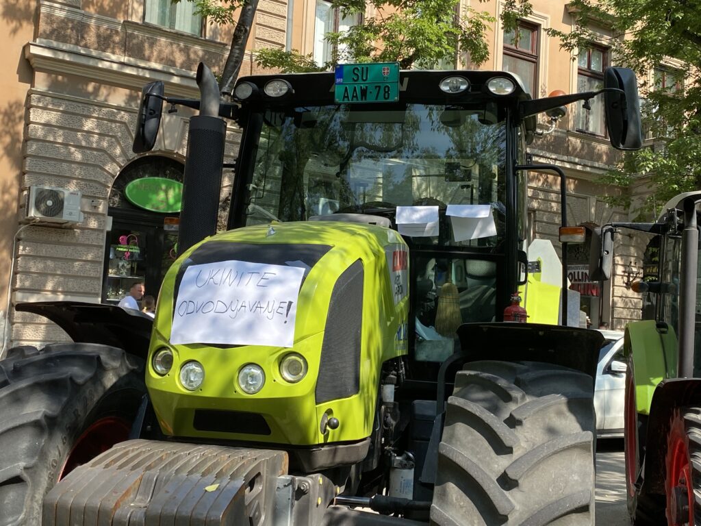 Petog dana protesta traktori parkirani u ulici Matka Vukovića: Bez blokade saobraćaja tokom Dužijance