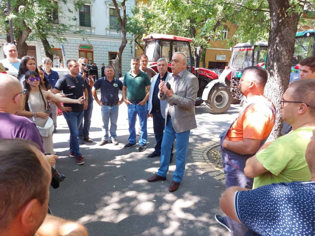 Poljoprivrednici nezadovoljni razgovorom sa gradonačelnikom Subotice, traktori ostaju u centru grada do daljnjeg