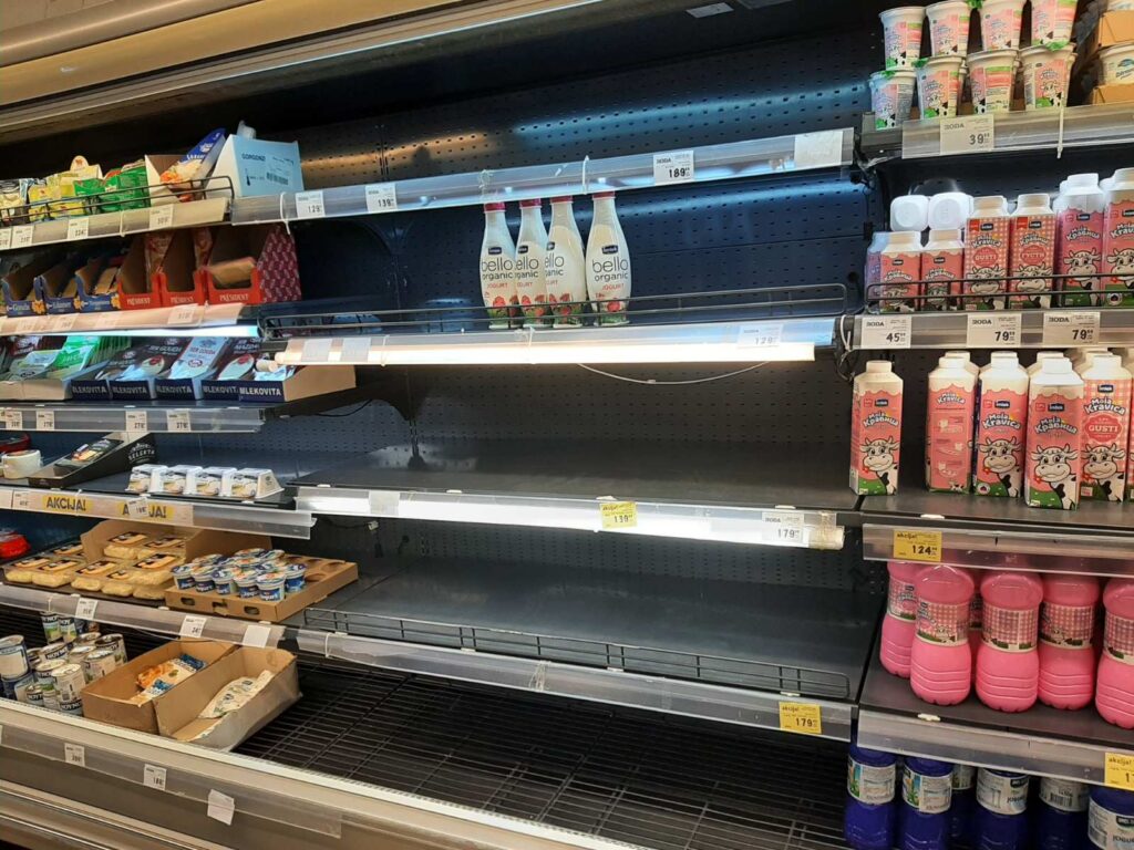 Rafovi s mlekom u prodavnicama prazni: Privremeni znak upozorenja ili dugoročni problem?