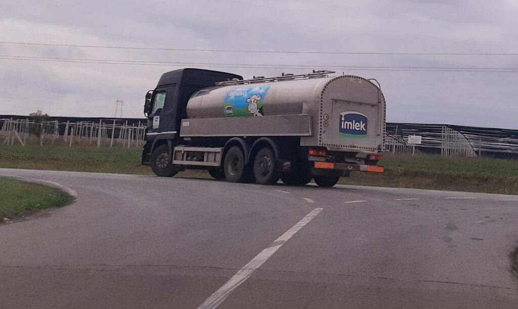 “Imlek”: Nema trajne nestašice mleka, otkup u Srbiji smanjen zbog suše