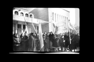 Afežeovke ispred Sokolskog doma u Subotici