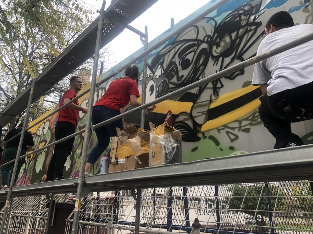 IT Subotica 2030: Očišćena i oslikana dotrajala reklamna tabla na OŠ “Đuro Salaj”