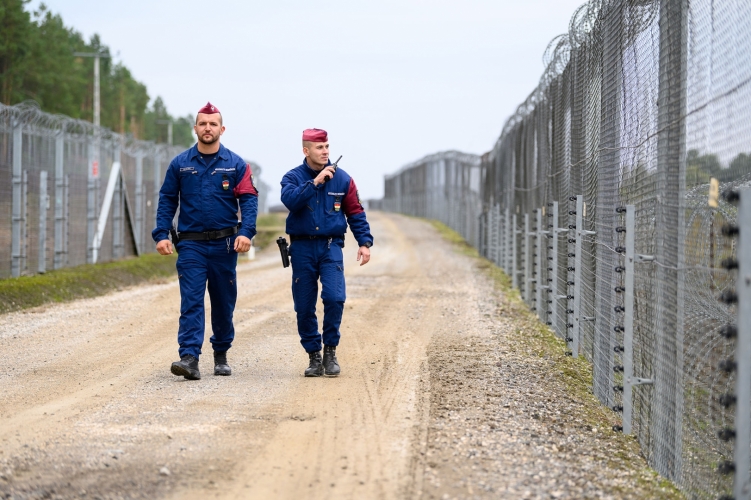 Mađarska policija: Od početka godine sprečeno više od 250.000 ilegalnih ulazaka migranata u zemlju (FOTO)