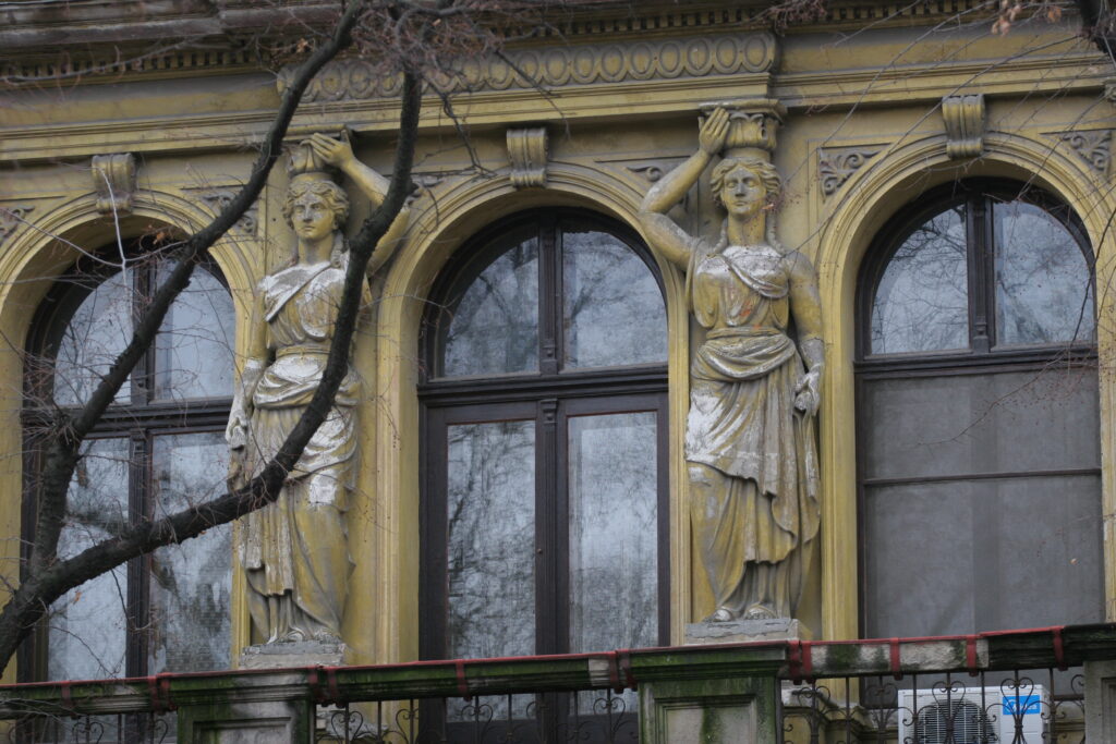 Fasadna dekoracija na zaštićenim objektima u jezgru Subotice: Šta se krije iza figura i simbola?