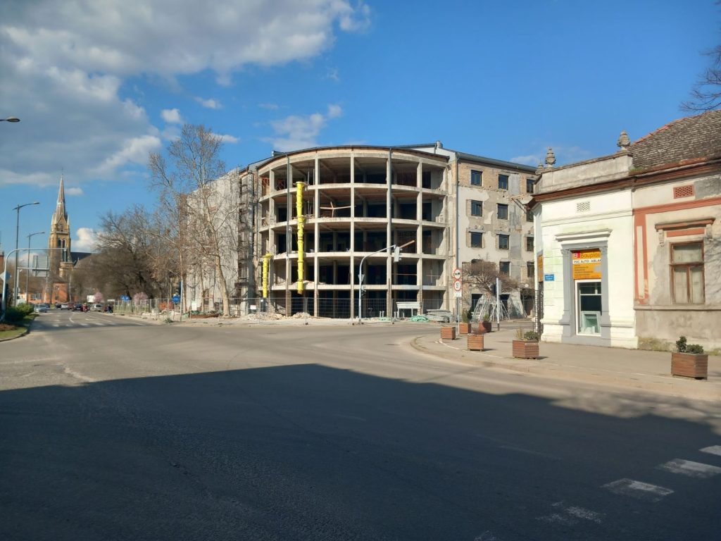 Ponovo se ocenjuju ponuđači zainteresovani za rekonstrukciju zgrade nekadašnjeg hotela “Panonija” u Bačkoj Topoli