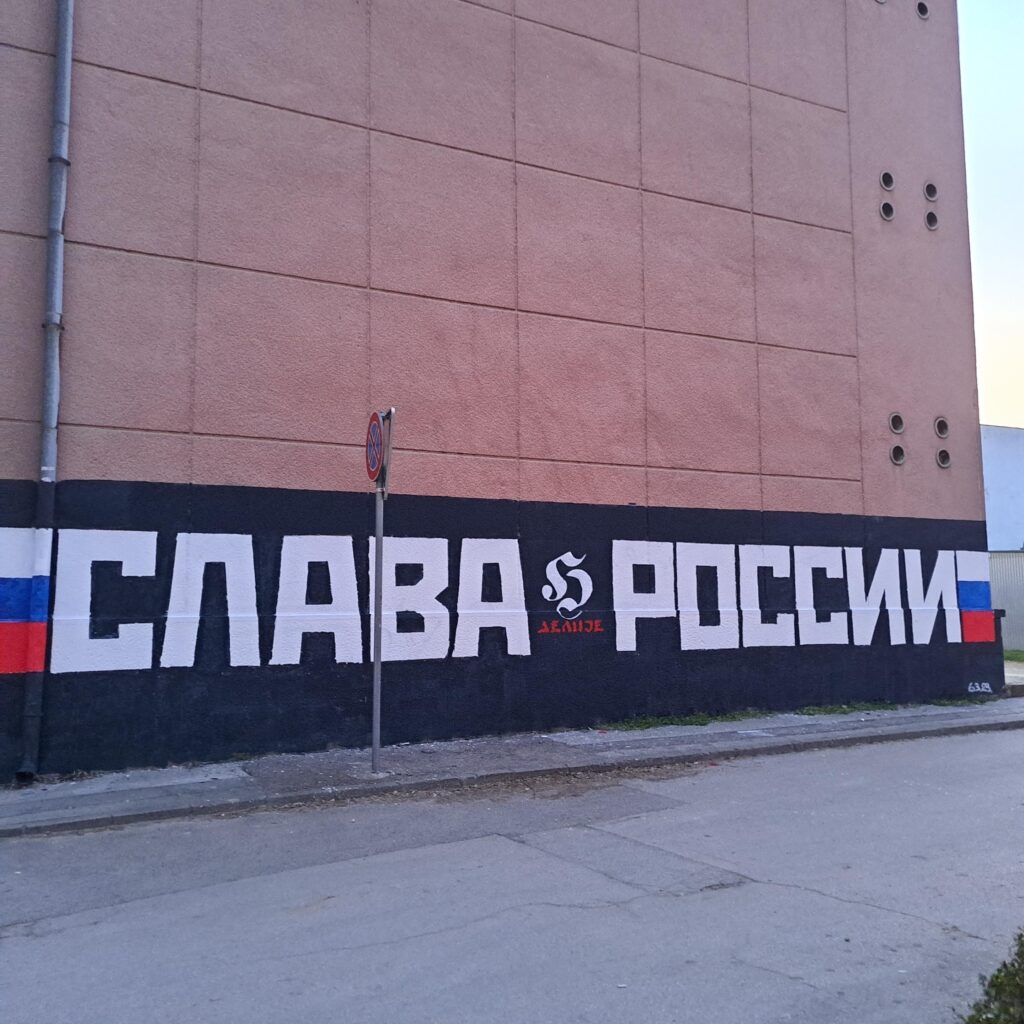 Iscrtan mural „Slava Rusiji“ na zidu zgrade u centru Subotice – stanari zgroženi