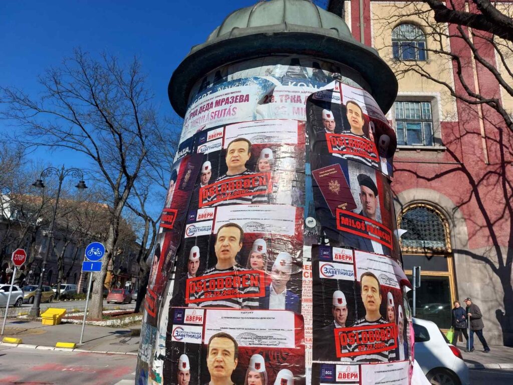 I Subotica oblepljena plakatima „Miloš Francuz“ uperenim protiv lidera stranaka desnice (FOTO-GALERIJA)