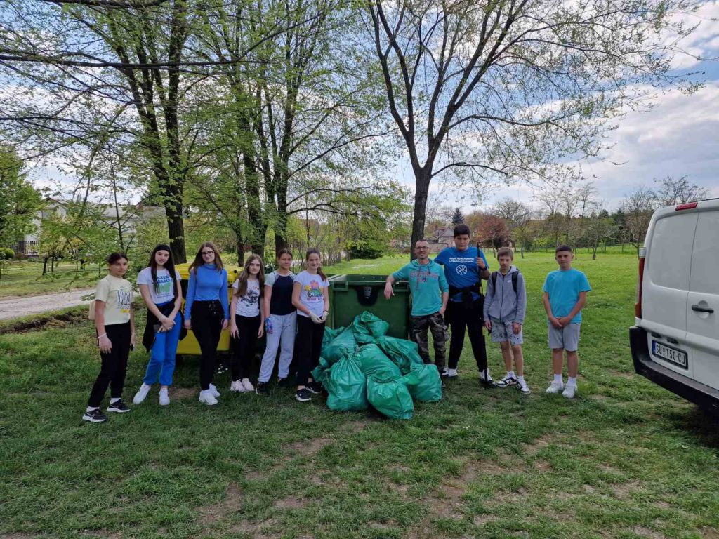 Osnovnoškolci iz Bačke Topole “zavrnuli rukave” i uključili svoj grad u nacionalu akciju dobrovojnog čišćenja okoline