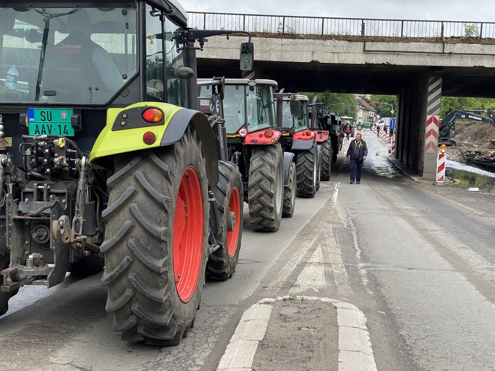 Subotica podeljena na dva dela: Poljoprivrednici blokirali traktorima saobraćaj kod podvožnjaka (FOTO)