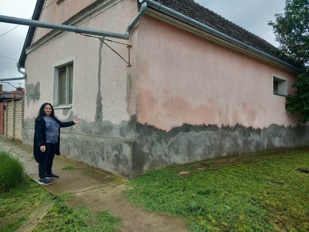 Kuća šestočlane porodice iz Bačke Topole tone: Problem odvoda atmosferskih voda nerešiv 17 godina