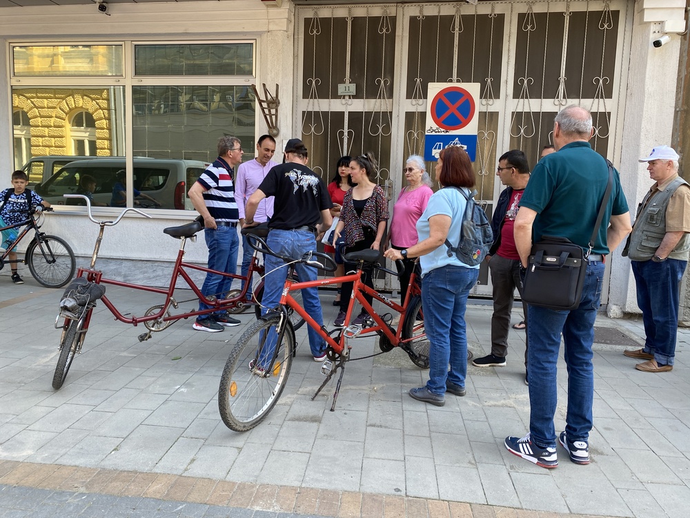 Grupa slepih i slabovidih Subotičana i rekreativaca vožnjom tandem bicikli obeležila Svetski dan biciklizma