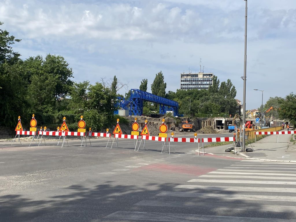Danas se u saobraćaj pušta novoizgrađeni put koji povezuje Lošinjsku ulicu i Senćanski put