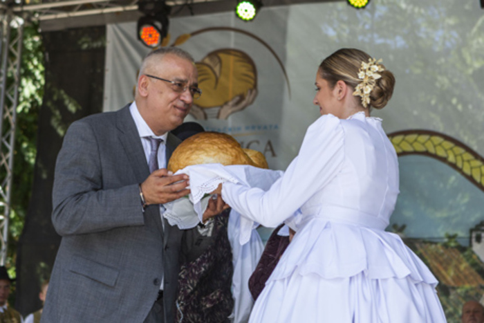 Na centralnoj svečanosti „Dužijance“ gradonačelniku Subotice predat hleb od novog roda pšenice