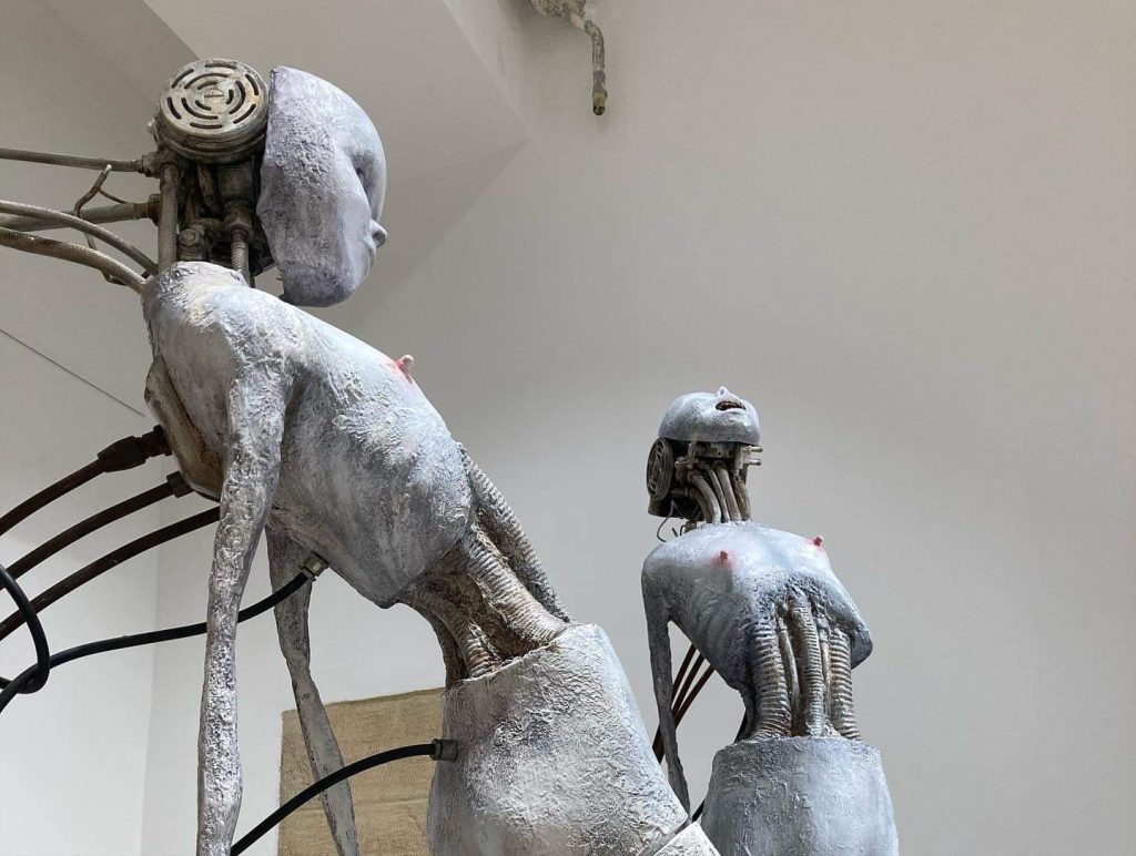 Nove skulpture subotičkog umetnika Arpada Slančika: Toksično ropstvo i zavisnost mladih od telefona (FOTO)