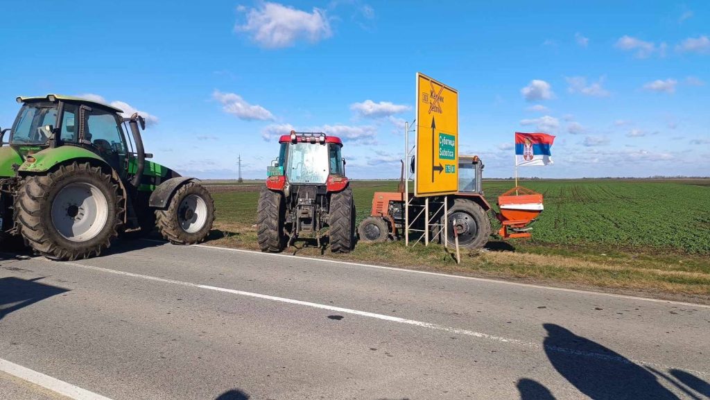 Paori blokirali Ipsilon krak i Bikovačku petlju: „Smešno je da predsednik države okreće narod protiv poljoprivrednika“