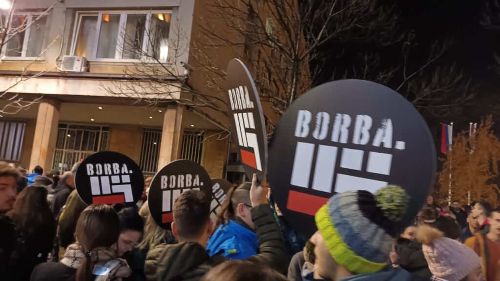 U toku blokada mladih i studenata u trajanju od 24 časa, okupljeni postavljaju šatore