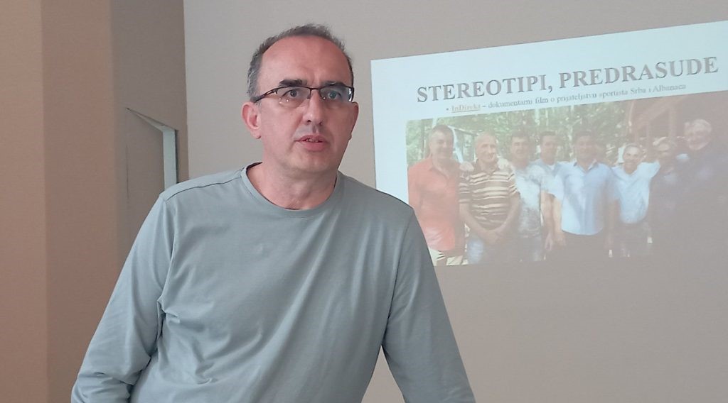 Raskrikavanje: Obmanujuće isečen video kao dokaz da jedan Dinko veliča drugog