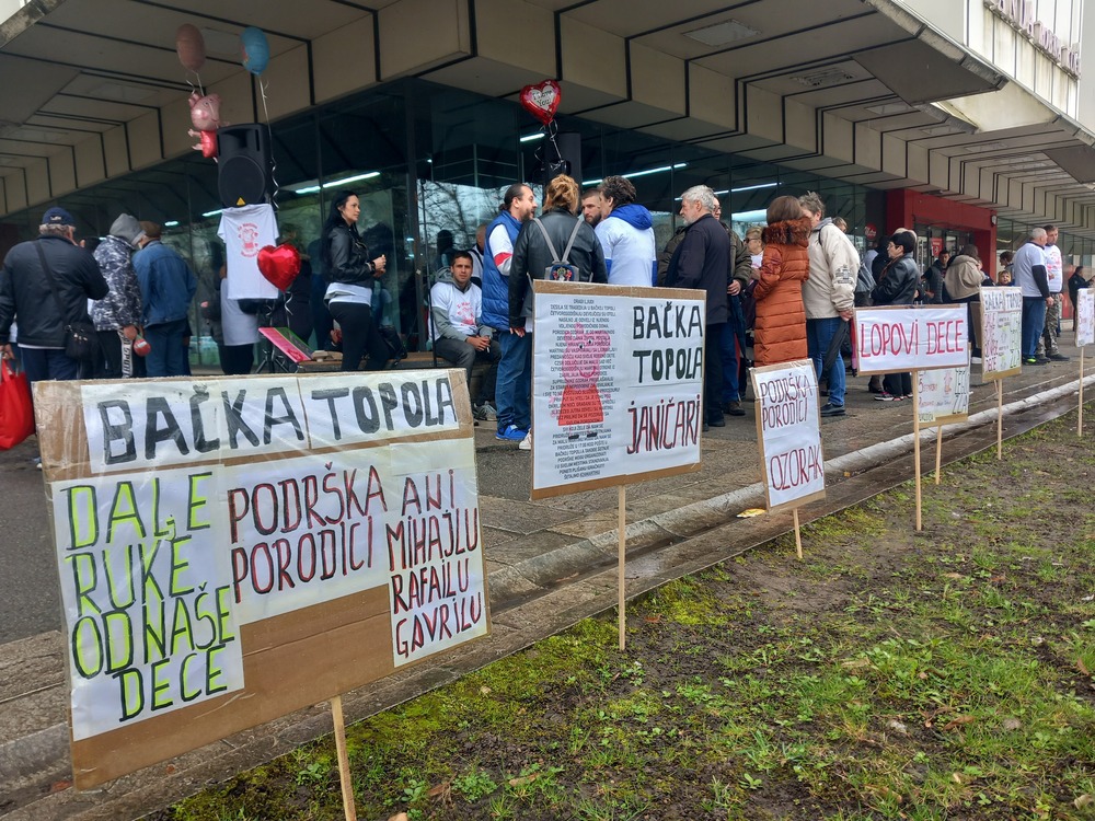 Sa protesta u Bačkoj Topoli poslata poruka da institucije moraju početi da rade u interesu dece (FOTO)