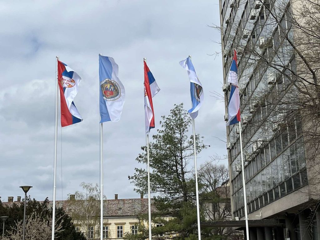 DSHV: Zašto danas nisu istaknute zastave hrvatske zajednice na institucijama u Subotici i u okolnim mestima?