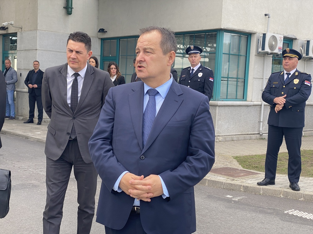 Dačić: Povređeno 27 policajaca, oko 70-80 osoba, uglavnom napadi na prostorije SNS-a, ali i SPS-a