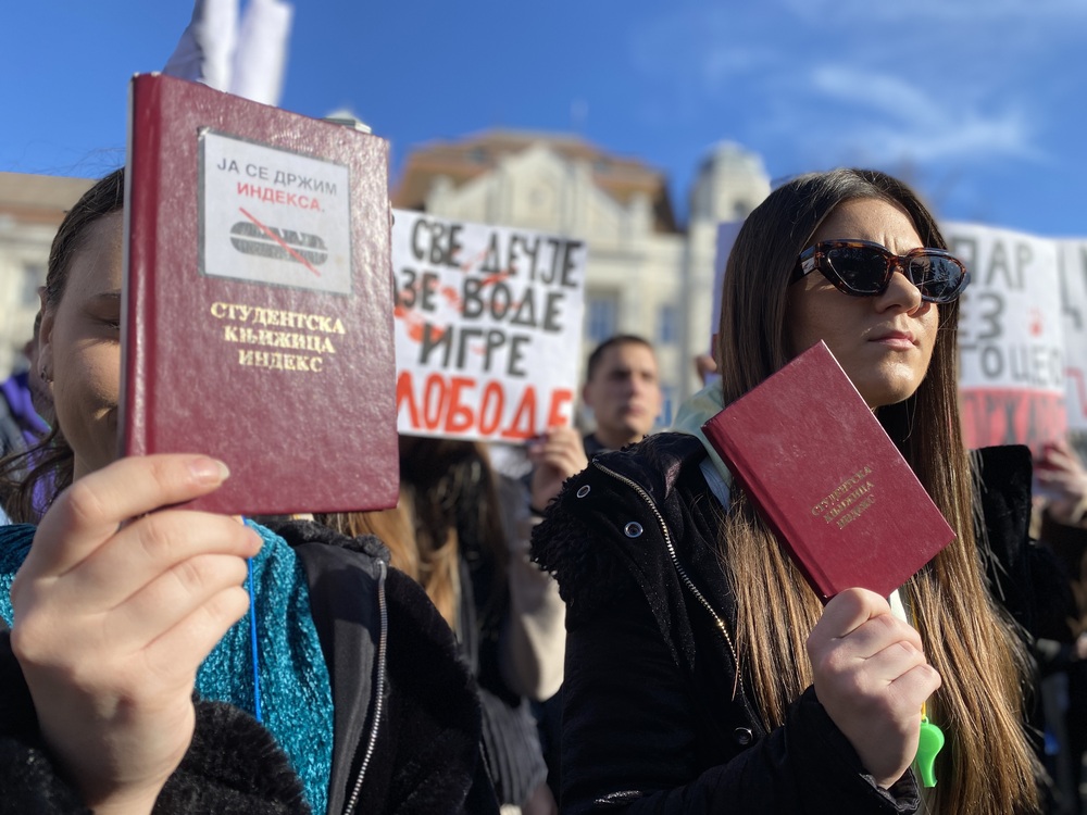 Protest ispred Tehničke škole „Ivan Sarić“ u Subotici: „Kada zasmrdi dah nepravde – šetati se mora“ (FOTO)