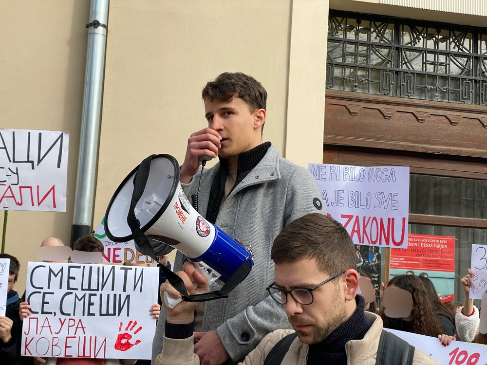 Protest ispred Muzičke škole u Subotici: Zabrinuti smo zbog napada na studente i pretnji prosvetnim radnicima (FOTO)