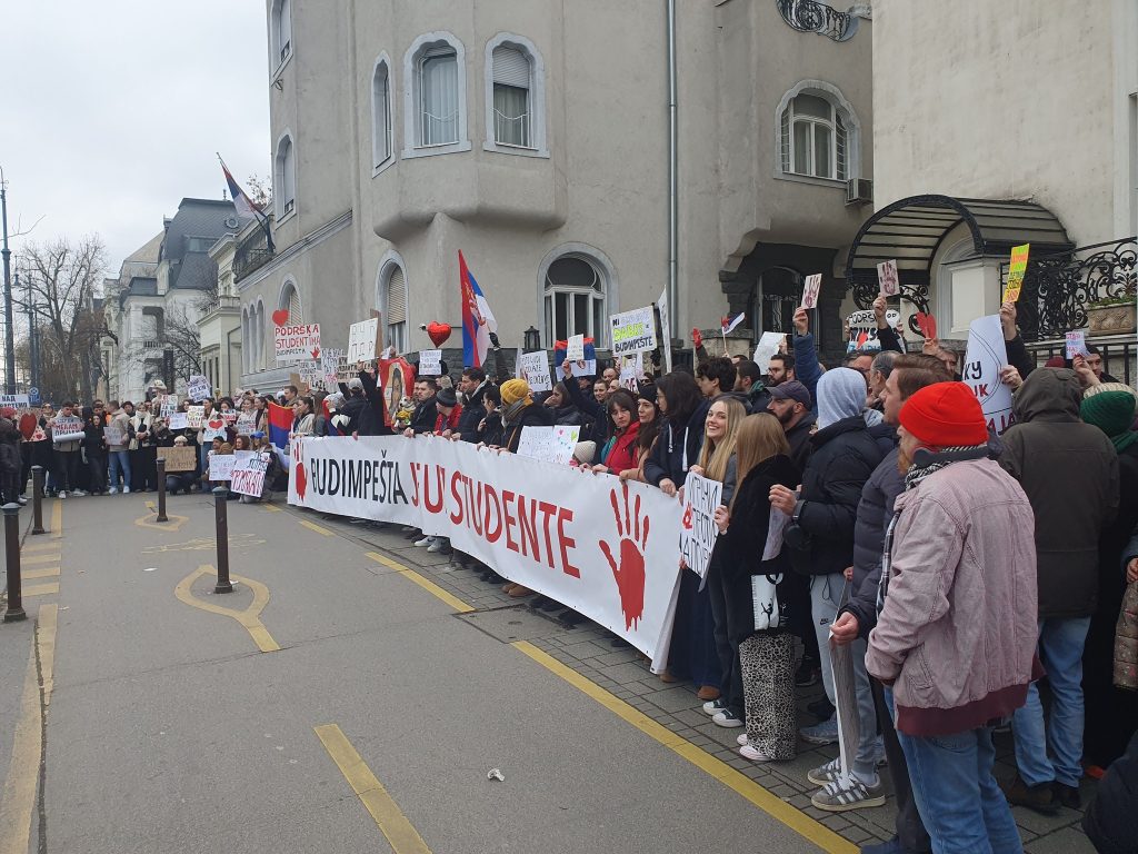 Naša glumica na skupu podrške srpskim studentima u Budimpešti: Želimo da znaju da se veselimo i plačemo sa njima (FOTO)