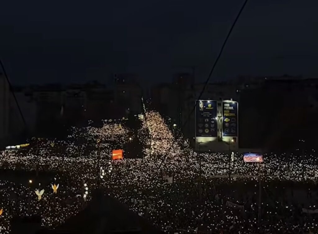 Studenti u Novom Sadu poručili da ostaju na ulicama i mostovima dok se ne ostvari pravda (FOTO)