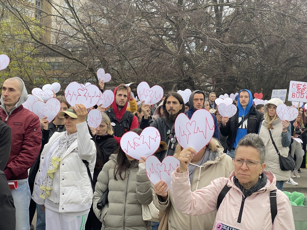 Subotički studenti u blokadi uručili donaciju “Kolevci” i održali 16 minuta tišine ispred bolnice (FOTO)