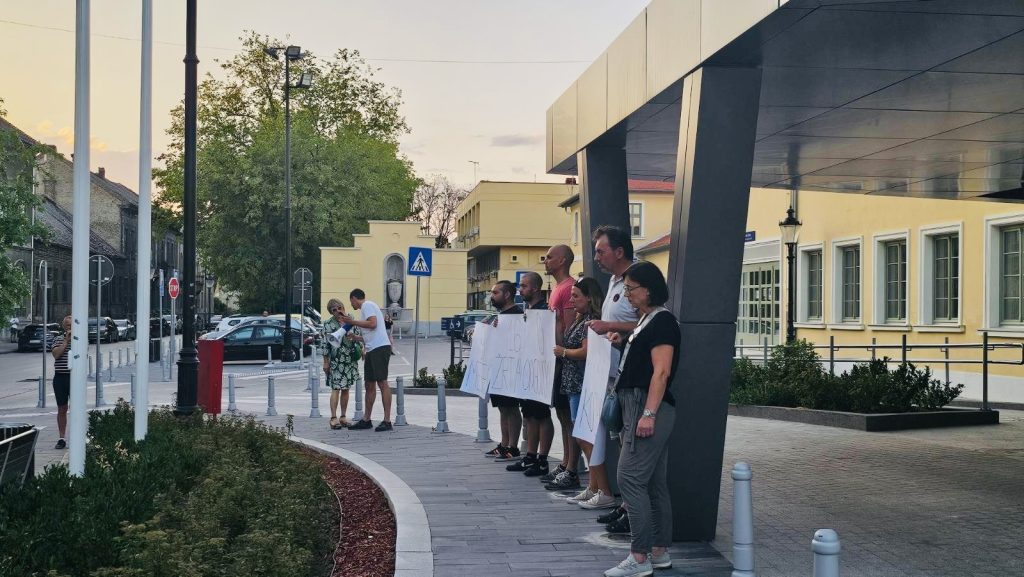 Subotičani se okupili devet meseci nakon pada nadstrešnice na Železničkoj stanici (FOTO)