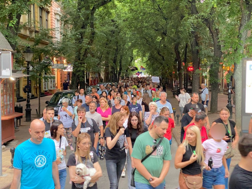 Demonstranti u Subotici nakon protestne šetnje ostavljali poruke vlasti i gradonačelniku (FOTO, VIDEO)