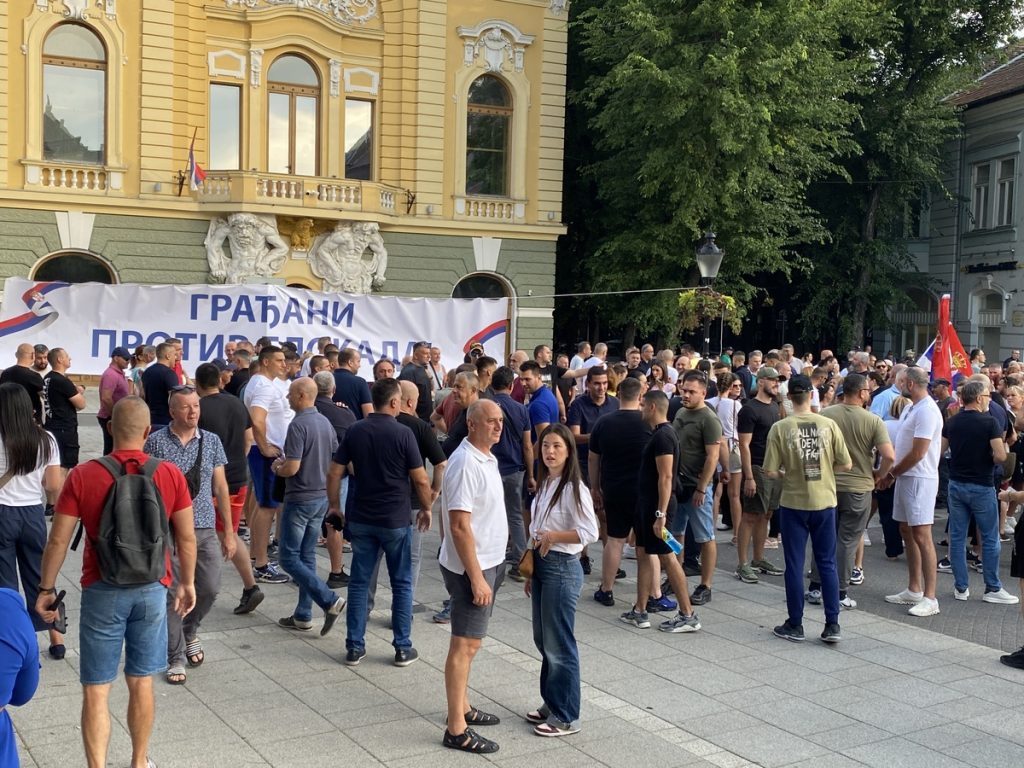 U Subotici održan miran protest pristalica SNS-a protiv blokada (FOTO, VIDEO)