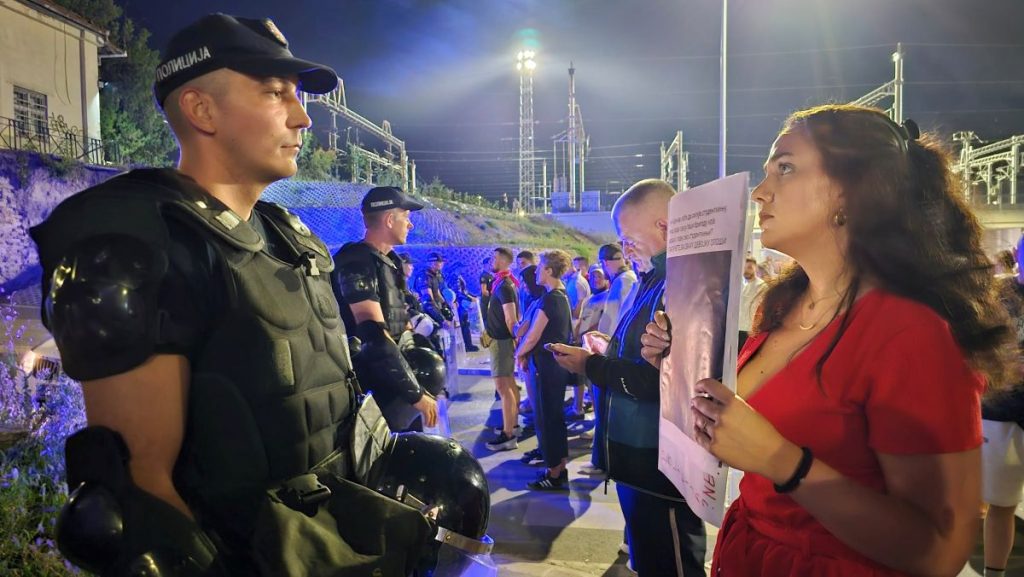 U Subotici održana protestna šetnja, krajnje odredište – stranačke prostorije SNS-a