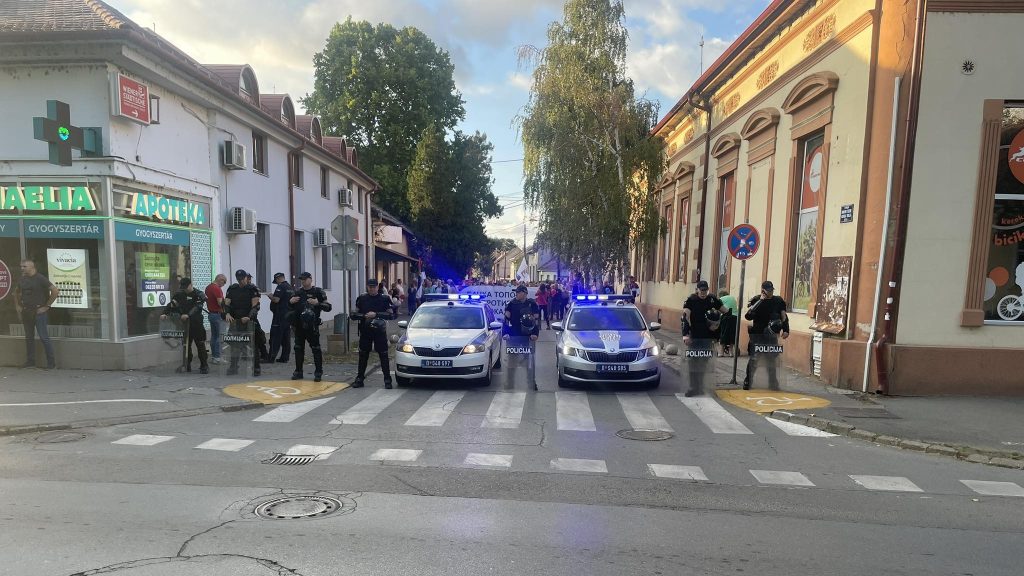 U Bačkoj Topoli održana dva skupa – jedan protiv blokada, drugi protiv represije režima