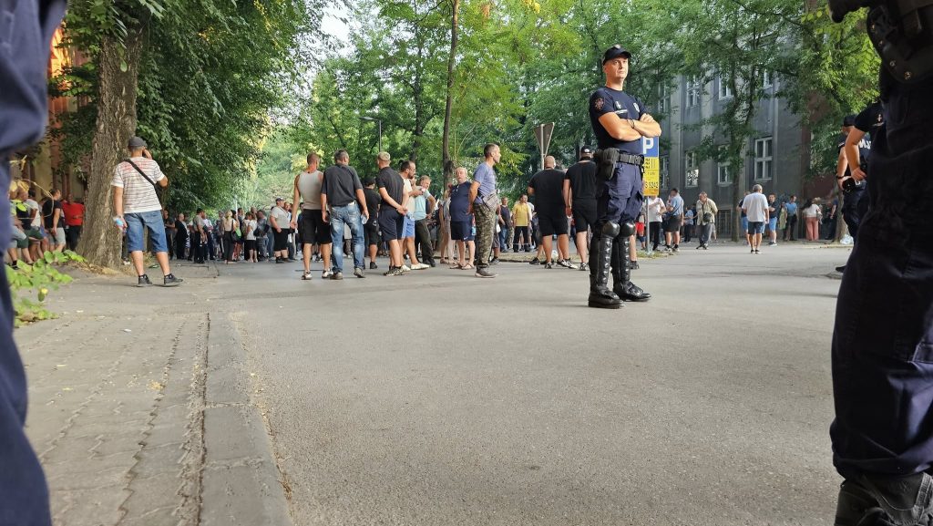 Održan protest ispred prostorija subotičkog odbora Srpske napredne stranke (FOTO)
