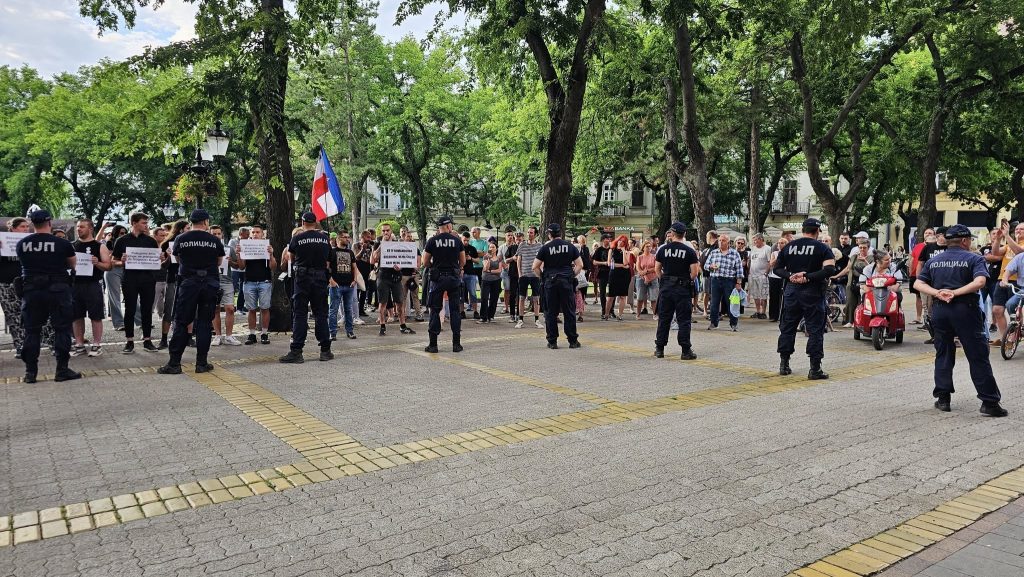 Grupa građana Subotice zvižducima dočekala i ispratila zvanice sa skupa povodom obeležavanja godišnjice “Oluje”