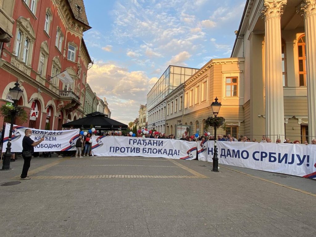 U centru Subotice održan drugi po redu protest pristalica SNS-a „Građani protiv blokada“ (FOTO, VIDEO)
