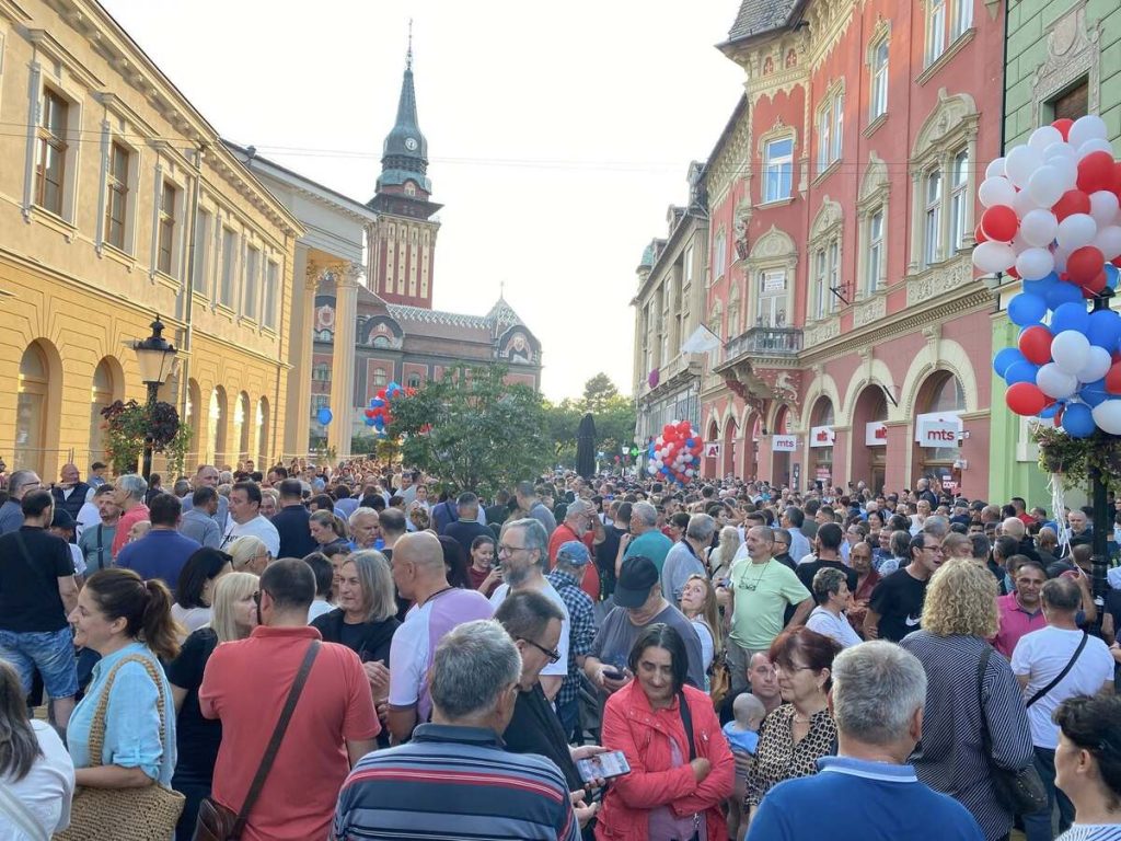 U centru grada održan treći protest pristalica SNS-a „Subotica protiv blokada“ (FOTO)