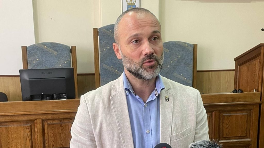 Satmari se ogradio od uvredljivih objava na društvenim mrežama člana Opštinskog veća zaduženog za obrazovanje