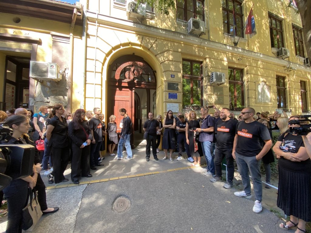 Kolektiv Politehničke škole simbolično u crnom: Podrška Isi Planiću, protiv nove v.d. direktorke (FOTO, VIDEO)