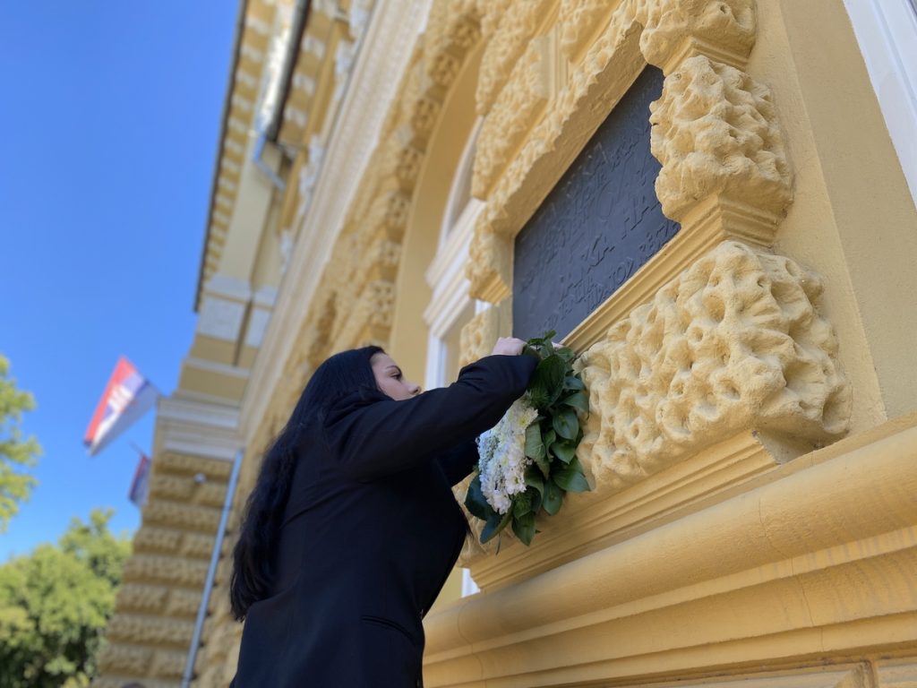 Položen venac na spomen-ploču žrtvama fašističkog terora u Žutoj kući u Subotici: „Sloboda se ne dobija, već osvaja“